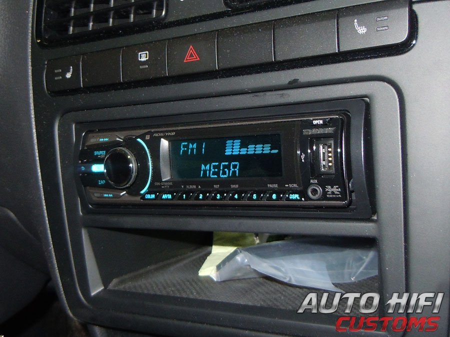 Установка автомагнитолы Sony CDX-GT660UE в Volkswagen Polo V