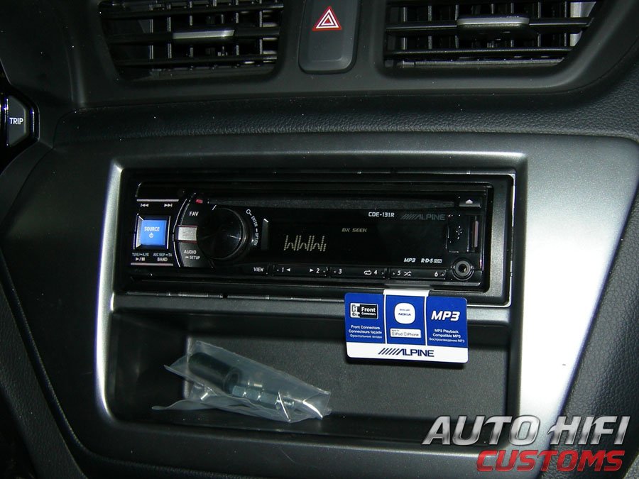 Установка автомагнитолы Alpine CDE-131R в KIA Rio III