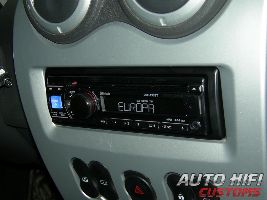 Установка автомагнитолы Alpine CDE-133BT в Renault Logan