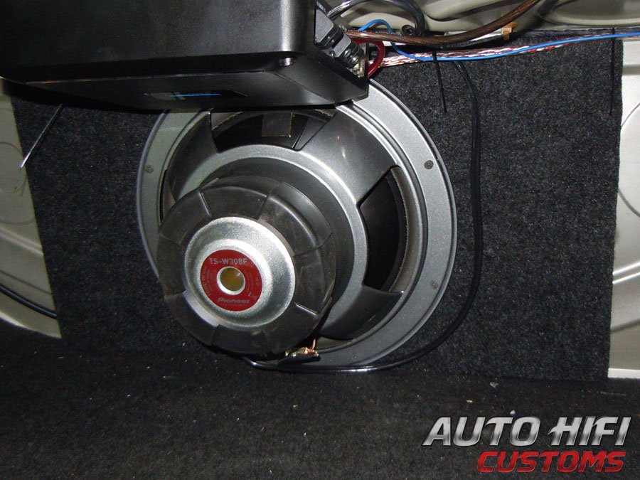 Установка сабвуфера Pioneer TS-W308F в Audi 100