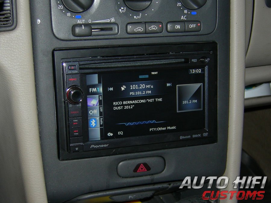 Установка автомагнитолы Pioneer AVIC-F930BT в Volvo S70