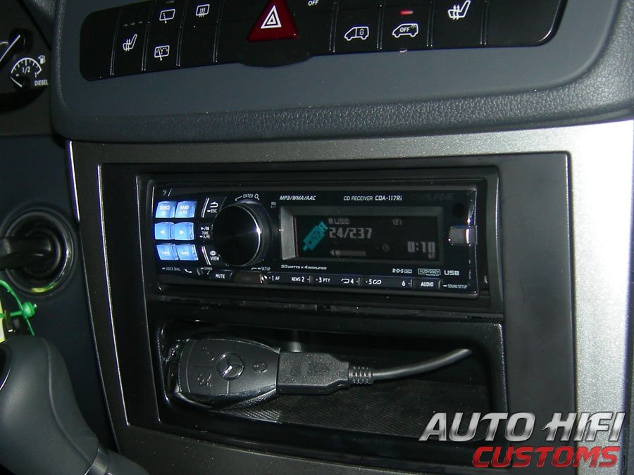 Установка автомагнитолы Alpine CDA-117Ri в Mercedes Vito (W639)
