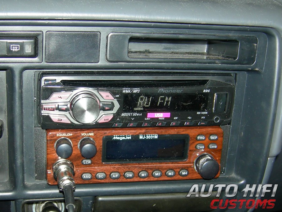 Установка автомагнитолы Pioneer DEH-1400UB в Toyota Land Cruiser 80
