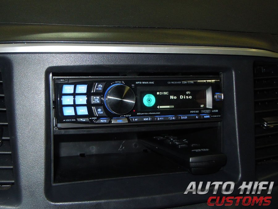 Установка автомагнитолы Alpine CDA-117Ri в Mitsubishi Lancer X