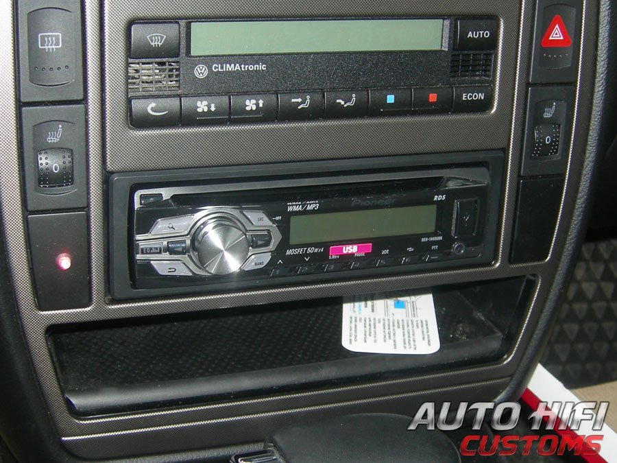 Установка автомагнитолы Pioneer DEH-1400UBB в Volkswagen Passat
