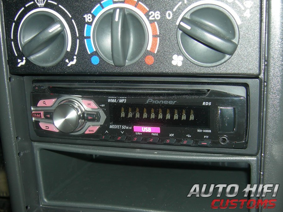 Установка автомагнитолы Pioneer DEH-1400UB в Lada 2111