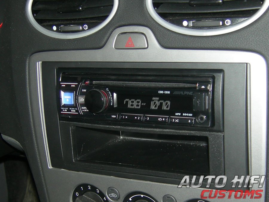 Установка автомагнитолы Alpine CDE-131R в Ford Focus 2