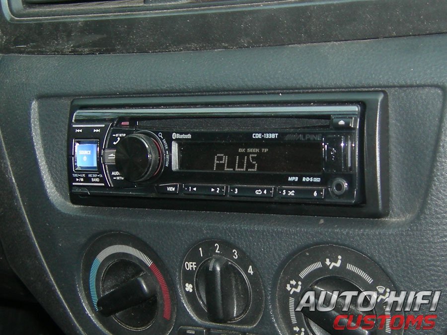 Установка автомагнитолы Alpine CDE-133BT в Mitsubishi Lancer