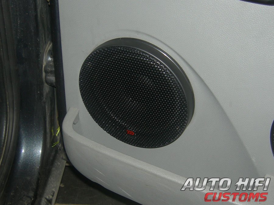 Установка акустики Morel Tempo 6 в Renault Logan
