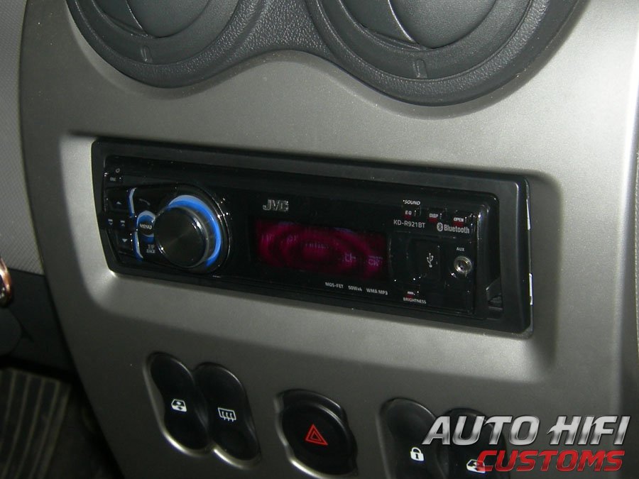 Установка автомагнитолы JVC KD-R921BT в Renault Sandero