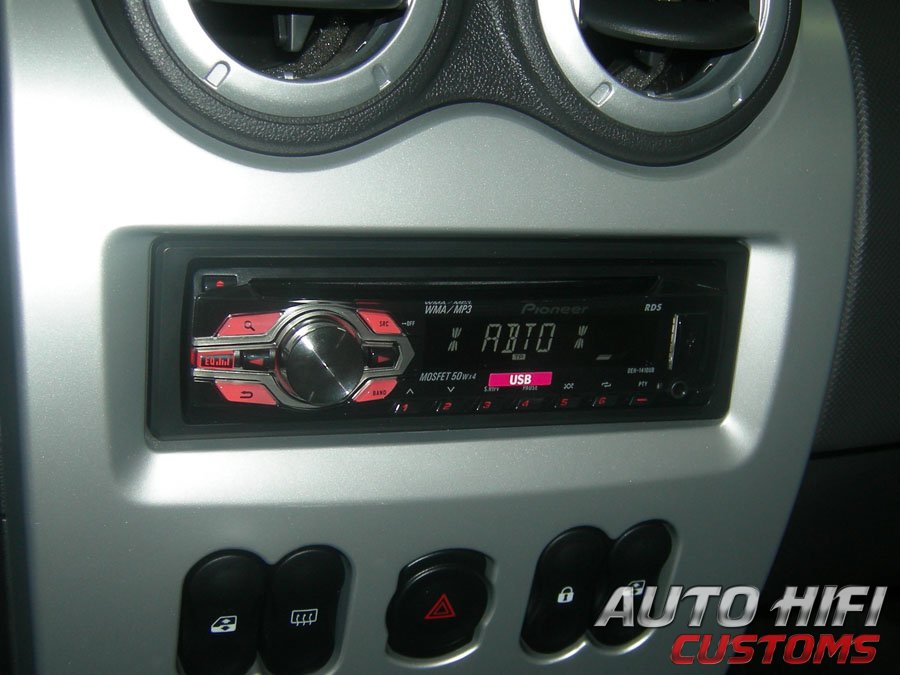 Установка автомагнитолы Pioneer DEH-1410UB в Renault Sandero