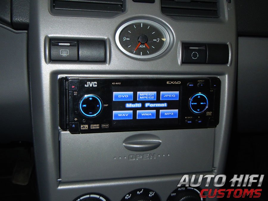 Установка автомагнитолы JVC KD-AVX2 в Lada Priora