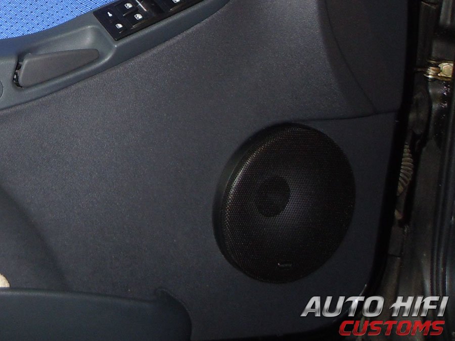 Установка акустики Hertz DSK 165 в Lada Kalina