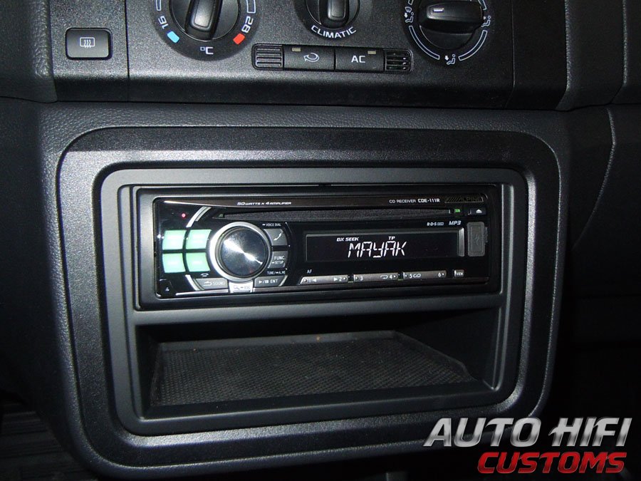 Установка автомагнитолы Alpine CDE-111R в Skoda Fabia