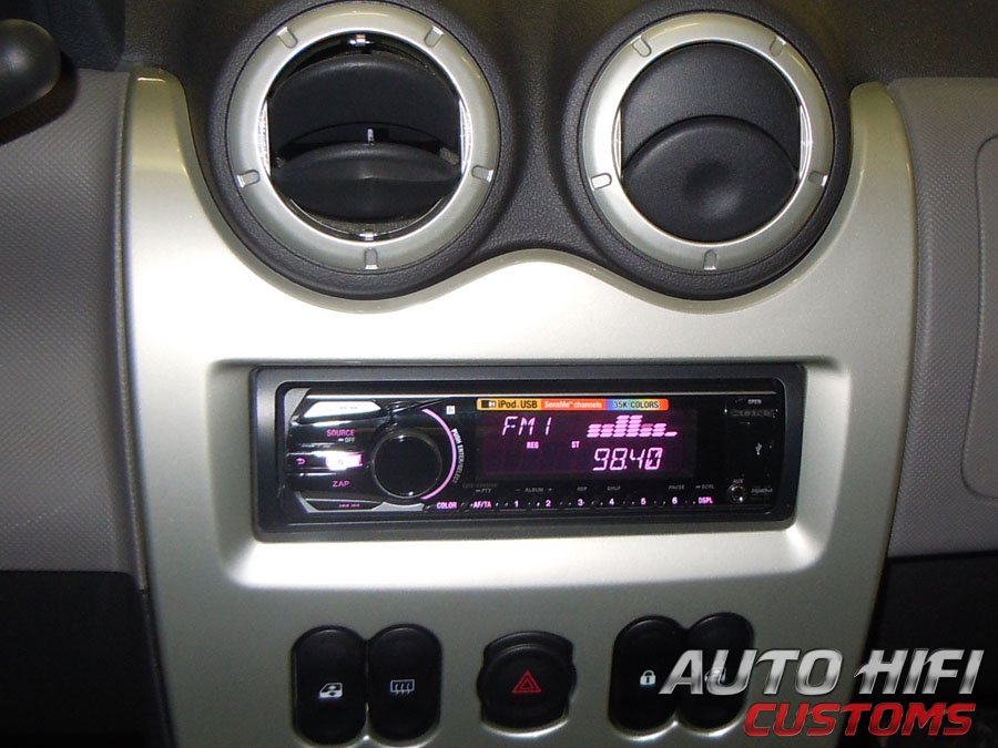Установка автомагнитолы Sony CDX-GT650UI в Renault Logan