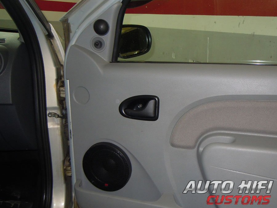 Установка акустики Morel Tempo 6 в Renault Logan