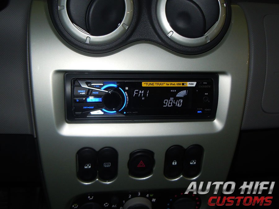 Установка автомагнитолы Sony DSX-S100 в Renault Logan