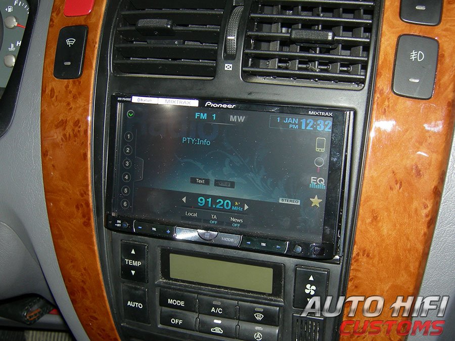 Установка автомагнитолы Pioneer AVH-P8400BT в Hyundai Tucson