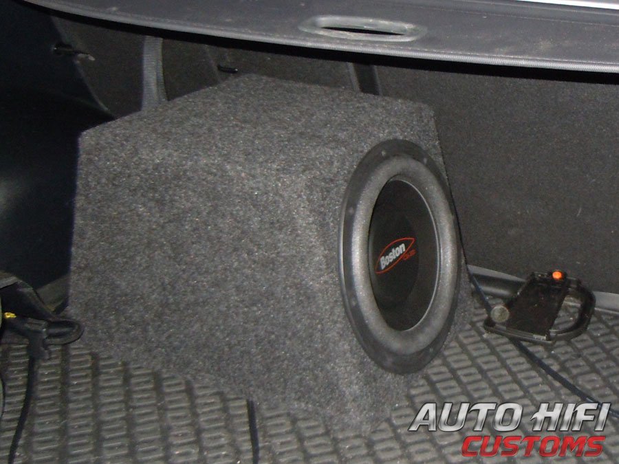 Установка сабвуфера Boston Acoustics G210-4 box в KIA Sportage II (KM)