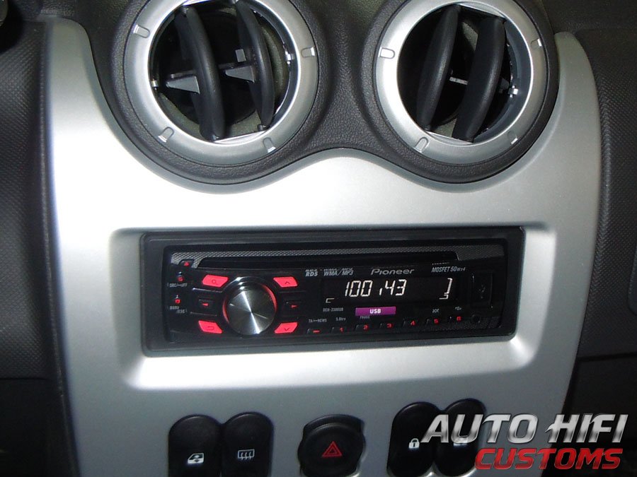 Установка автомагнитолы Pioneer DEH-2300UB в Renault Logan