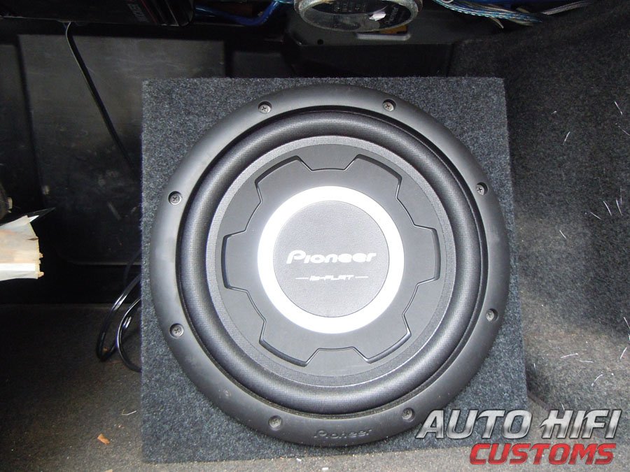 Установка сабвуфера Pioneer TS-SW3001S4 в Mercedes C class