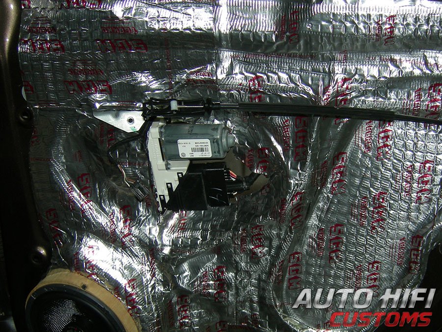 Установка шумоизоляции SGM M1 в Volkswagen Jetta VI