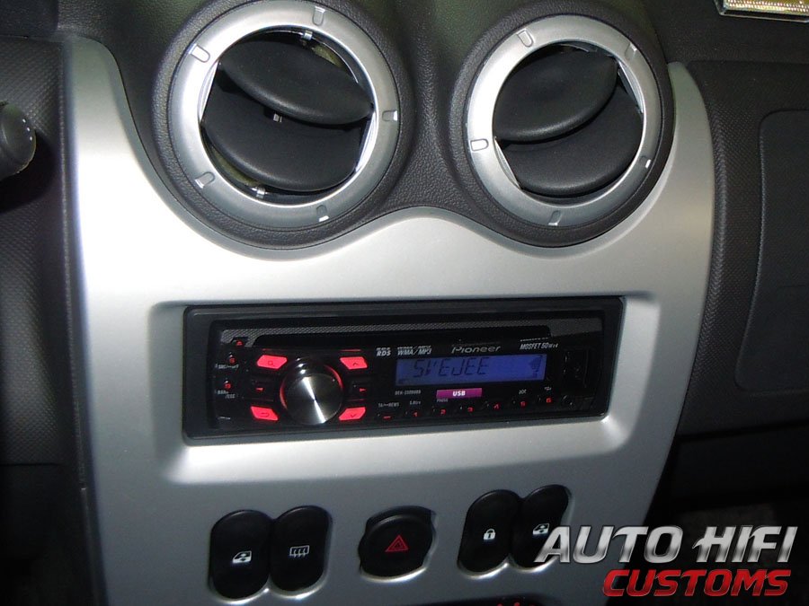 Установка автомагнитолы Pioneer DEH-2300UBB в Renault Sandero
