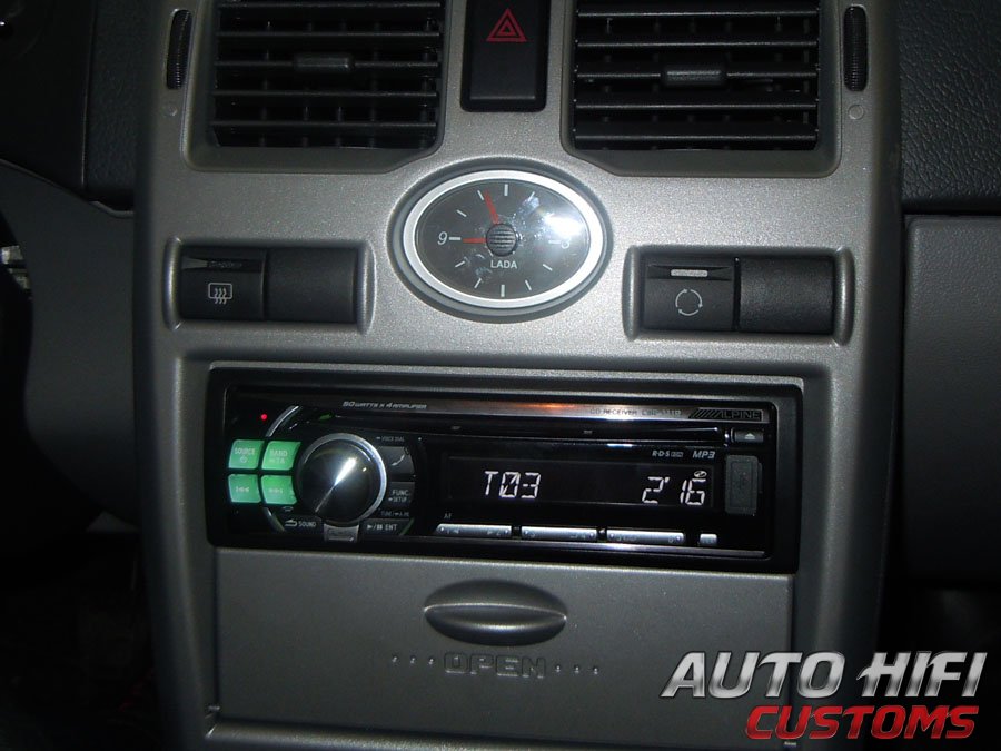Установка автомагнитолы Alpine CDE-111R в Lada Priora