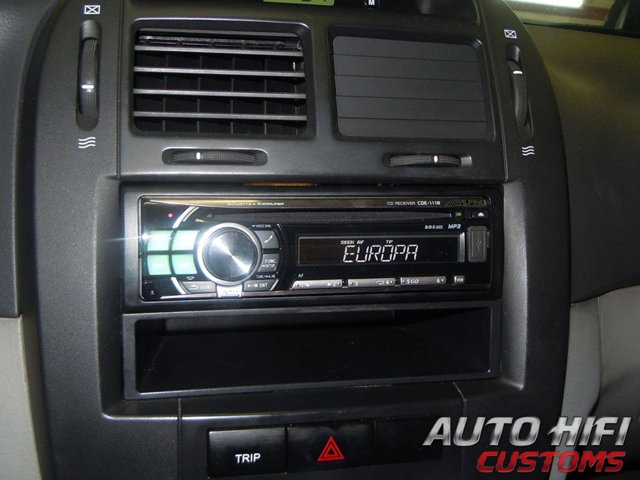 Установка автомагнитолы Alpine CDE-111R в KIA Cerato