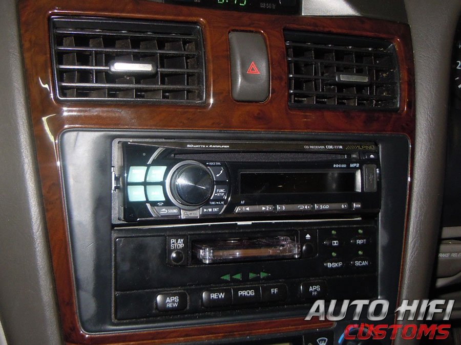 Установка автомагнитолы Alpine CDE-111R в Nissan Cefiro