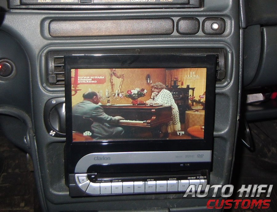 Установка автомагнитолы Clarion VRX785BT в Lada 2113