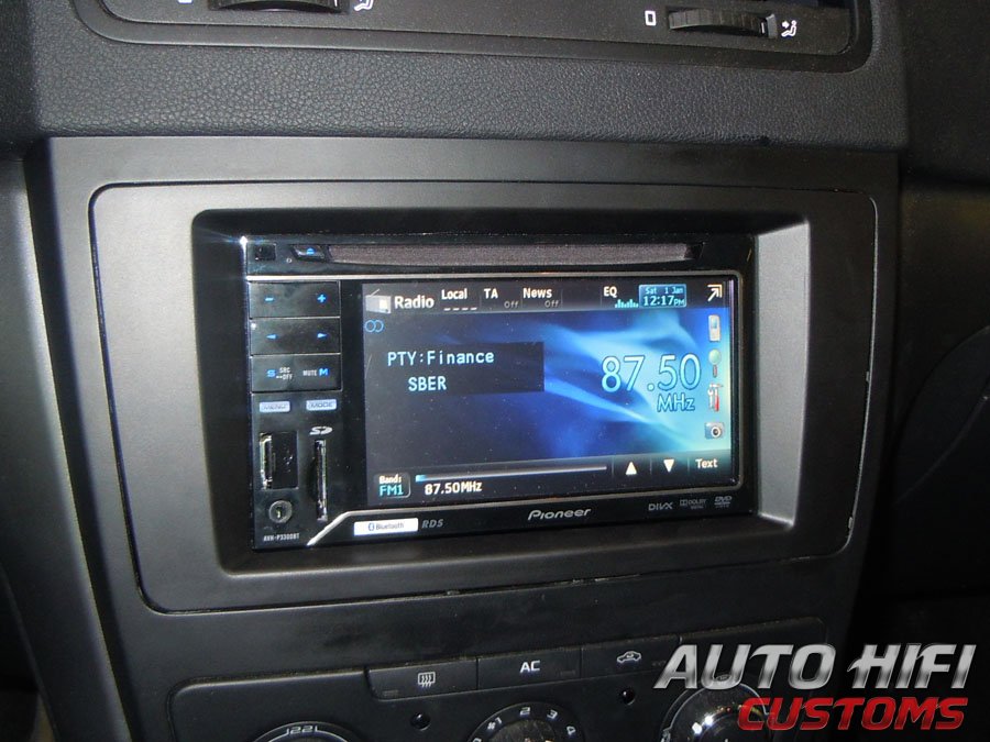 Установка автомагнитолы Pioneer AVH-P3300BT в Skoda Yeti