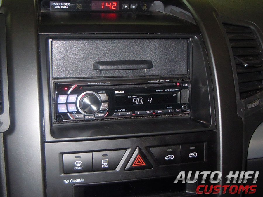 Установка автомагнитолы Alpine CDE-126BT в KIA Sorento II (XM)