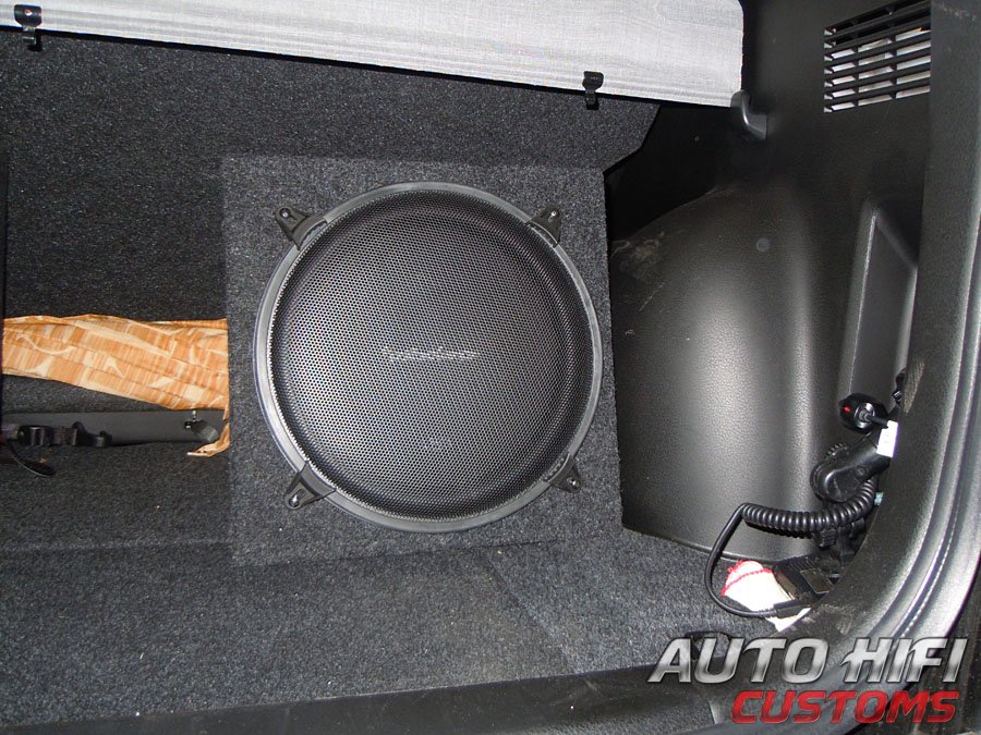 Установка сабвуфера Rockford Fosgate R1S412 в Suzuki Grand Vitara