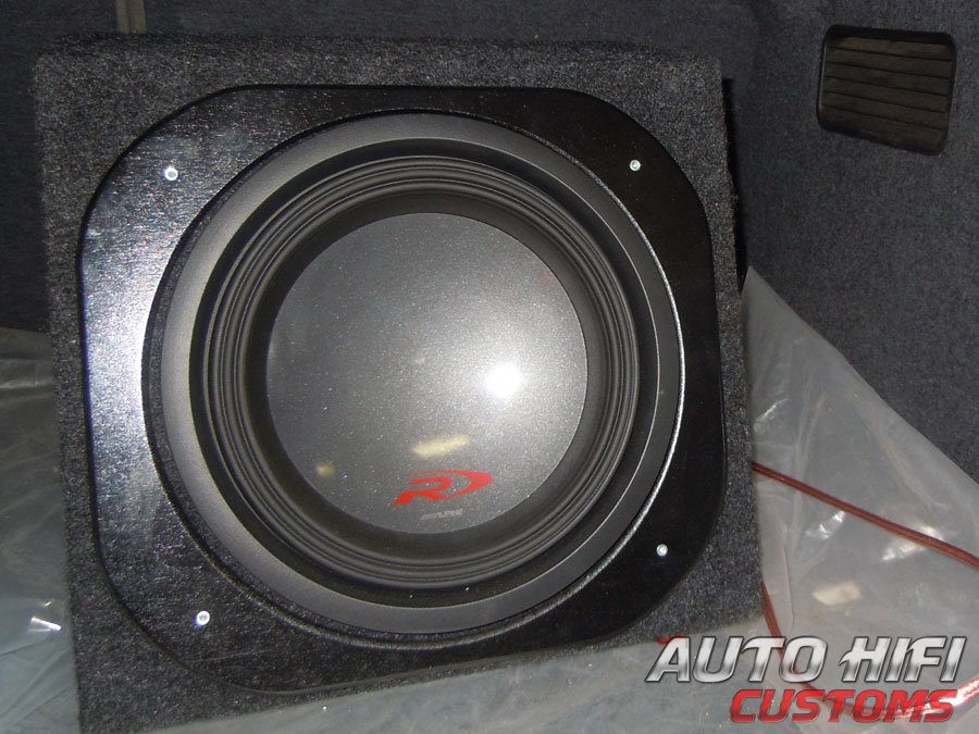 Установка сабвуфера Alpine SWR-1223D в Audi A4 (B6)