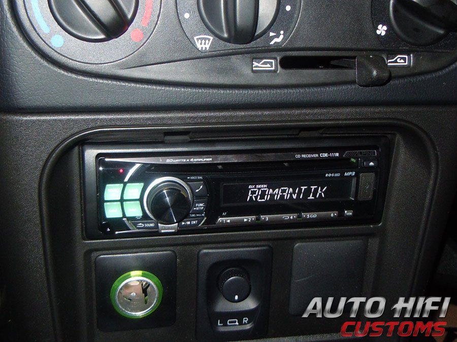 Установка автомагнитолы Alpine CDE-111R в Chevrolet Niva
