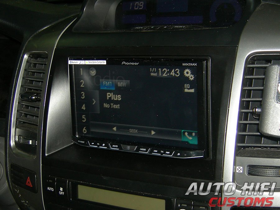 Установка автомагнитолы Pioneer AVH-X8600BT в Toyota Land Cruiser 120