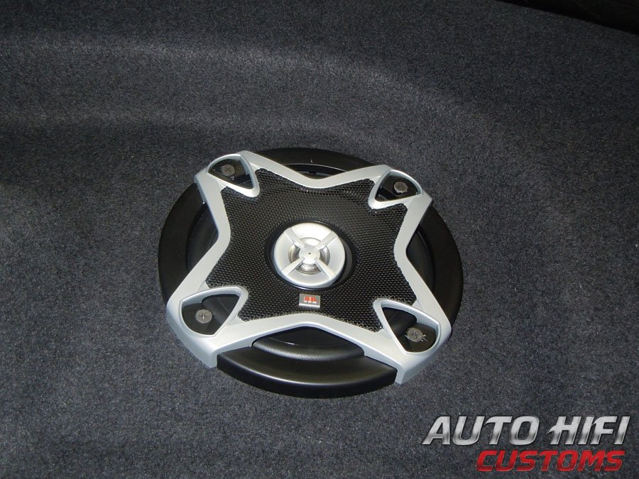 Установка акустики JBL GT5-502 в Renault Logan