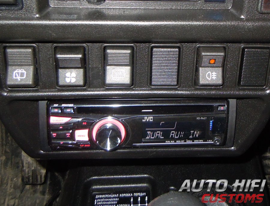 Установка автомагнитолы JVC KD-R427EE в Lada Niva