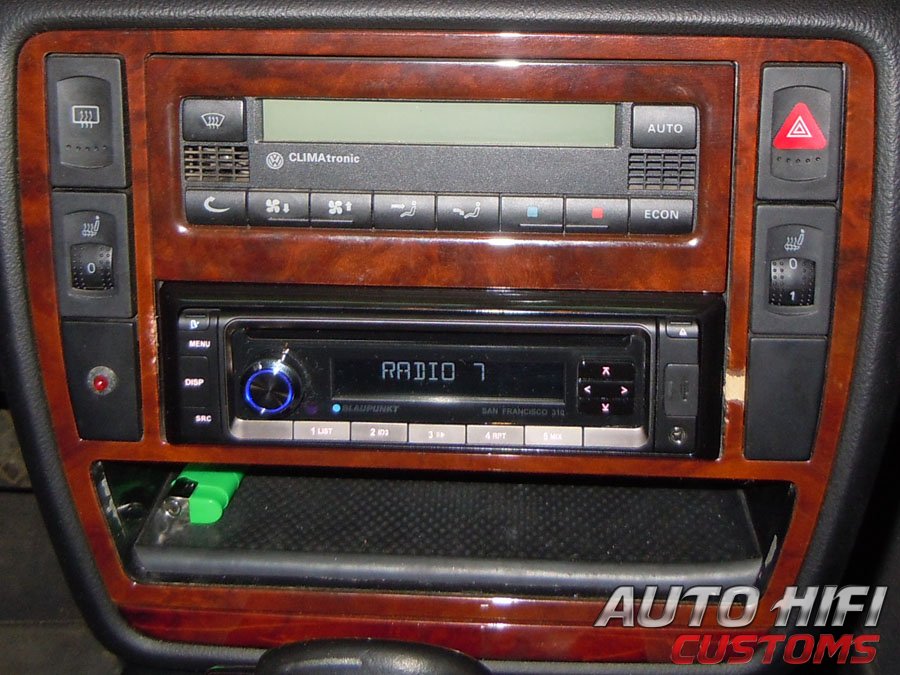Установка автомагнитолы Blaupunkt San Francisco 310 в Volkswagen Passat