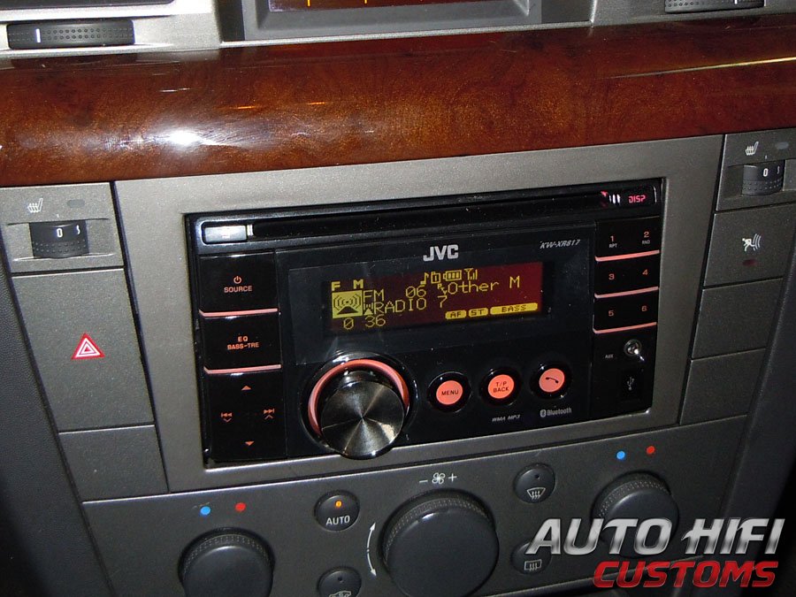 Установка автомагнитолы JVC KW-XR817EE в Opel Vectra