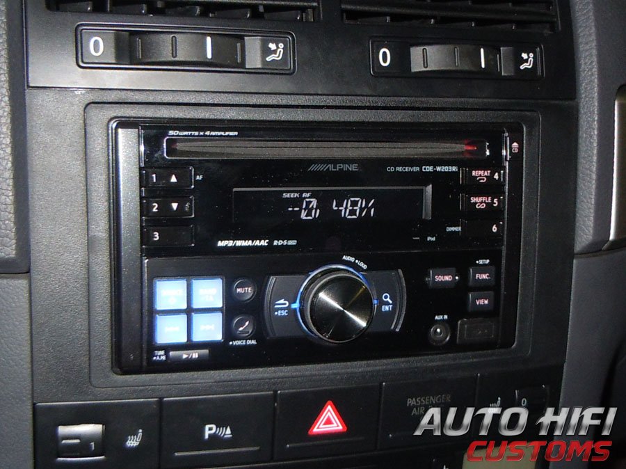Установка автомагнитолы Alpine CDE-W203Ri в Volkswagen Touareg