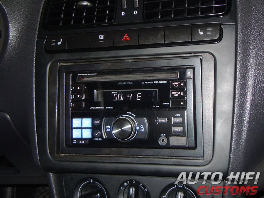 Установка автомагнитолы Alpine CDE-W203Ri в Volkswagen Polo V