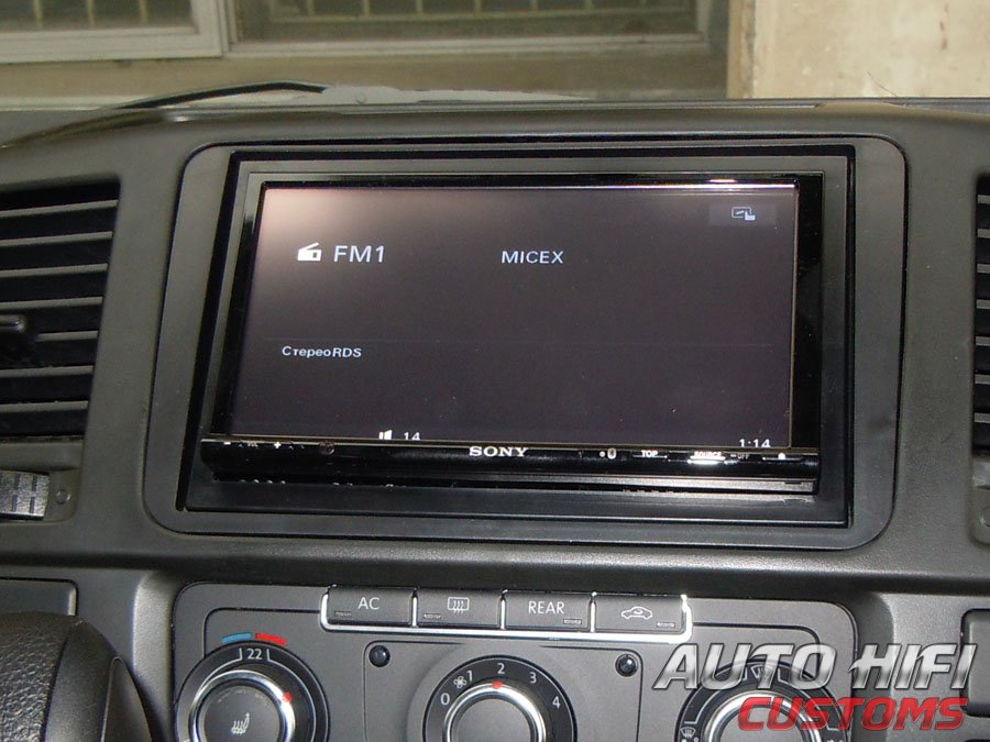 Установка автомагнитолы Sony XAV-E70BT в Volkswagen Caravelle