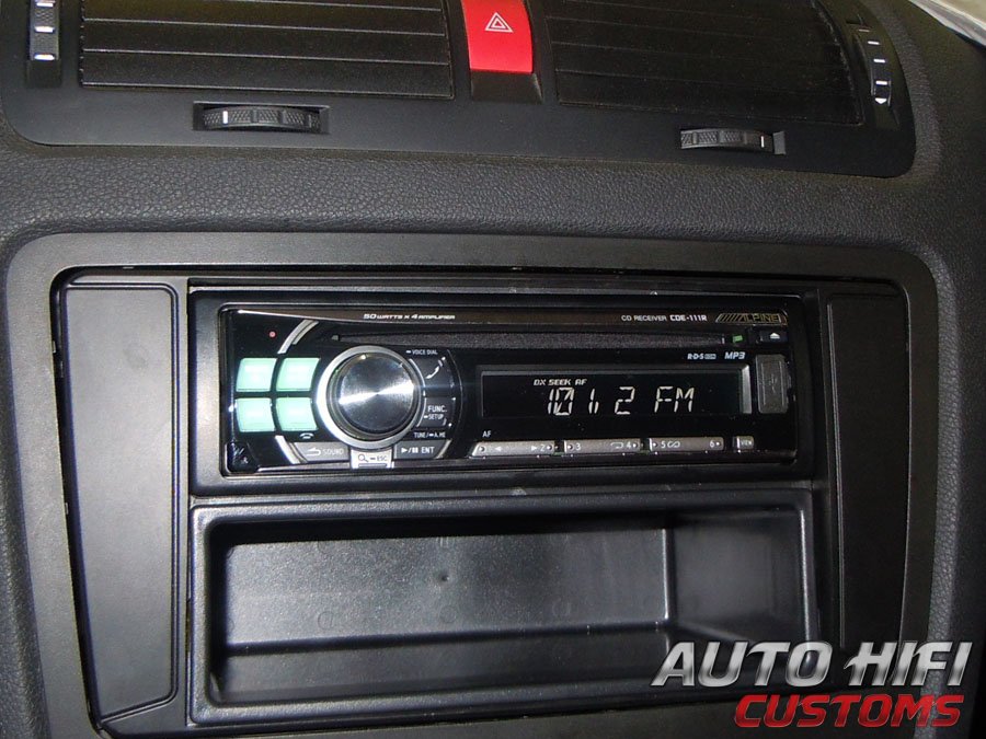 Установка автомагнитолы Alpine CDE-111R в Skoda Octavia (A5)