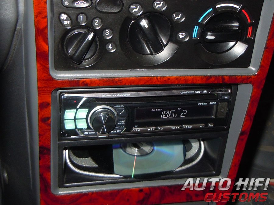 Установка автомагнитолы Alpine CDE-111R в Daewoo Nexia